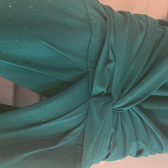 Stunning green sparkle gown - Picture 2 of 8